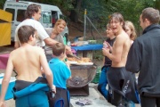 Der Grill ist noch lange nicht bereit aber die Schlange schon gross.