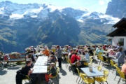 Die Sonnenterasse des Restaurants F�renalp. Wir warten auf unser Mittagessen.