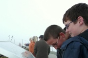 Raphael Furter und Marco Meyer studieren die Panoramakarte.