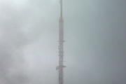 Die Sendeanlage 'Niederhorn' im Nebel