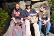 Raphael, Leroy, Marco 'studieren' die Gratisschoggi.