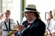 Dirigent, Mitspieler, Percussionist des Klarisax-Ensembles MS R�mlang, Juan Armas Pizzani
