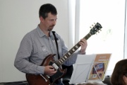 Daniel B�rgin ist der Vertreter des Ausbildungspartners "RMS" im Vorstand der JMRS und verst�rkt das Orchester mit der E-Gitarre.