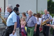 Es geht zum Auftritt, der P�miere (Mitte: Peter Ruch, ehemaliger Drigent des Jungmusikkorps Sissach und auch Lehrer von Thomas Heid)