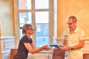 Peter Hediger nimmt von Brigitte Marti ein Geschenk f�r 15 Jahre Vorstandsarbeit entgegen.