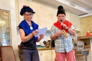 Als Laudatio f�r die scheidende Pr�sidentin gibt es Schitzelb�nke von Brigitte & Urs