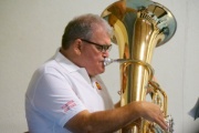 Felix Gisler (MV Sissach) hilft beim Fundament